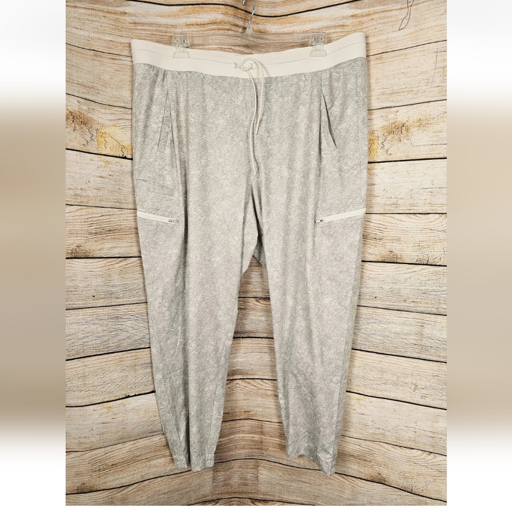 ATHLETA Venture Printed Lightweight Pant Size 22